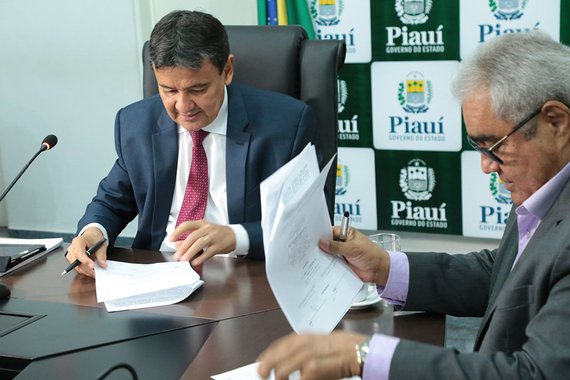 O governador Wellington Dias e o superintendente do Banco do Nordeste no Piauí, Francisco Lopes, assinaram no Palácio de Karnak, aditivo ao contrato firmado em 02 de julho de 2010, no valor de R$ 288 milhões; o aditivo contempla a prorrogação do prazo para utilização dos recursos ainda não empregados, no valor de R$ 59 milhões, até 23 de junho de 2018, e inclui projetos do Plano Plurianual (PPA) 2016-2019 do estado