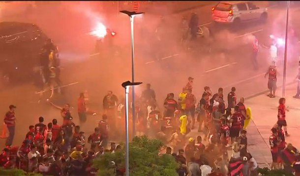 
A Polícia Militar (PM) informou que prendeu oito torcedores durante a invasão ao estádio do Maracanã, no jogo entre Flamengo e Independiente, pela final da Copa Sul-Americana; de acordo com a PM, outro homem foi preso com dez artefatos explosivos próximo ao Portão F; de acordo com a PM, os tumultos envolvendo os torcedores começaram antes mesmo do jogo; na entrada do estádio, algumas pessoas conseguiram romper barreiras de revista e acessaram áreas restritas
