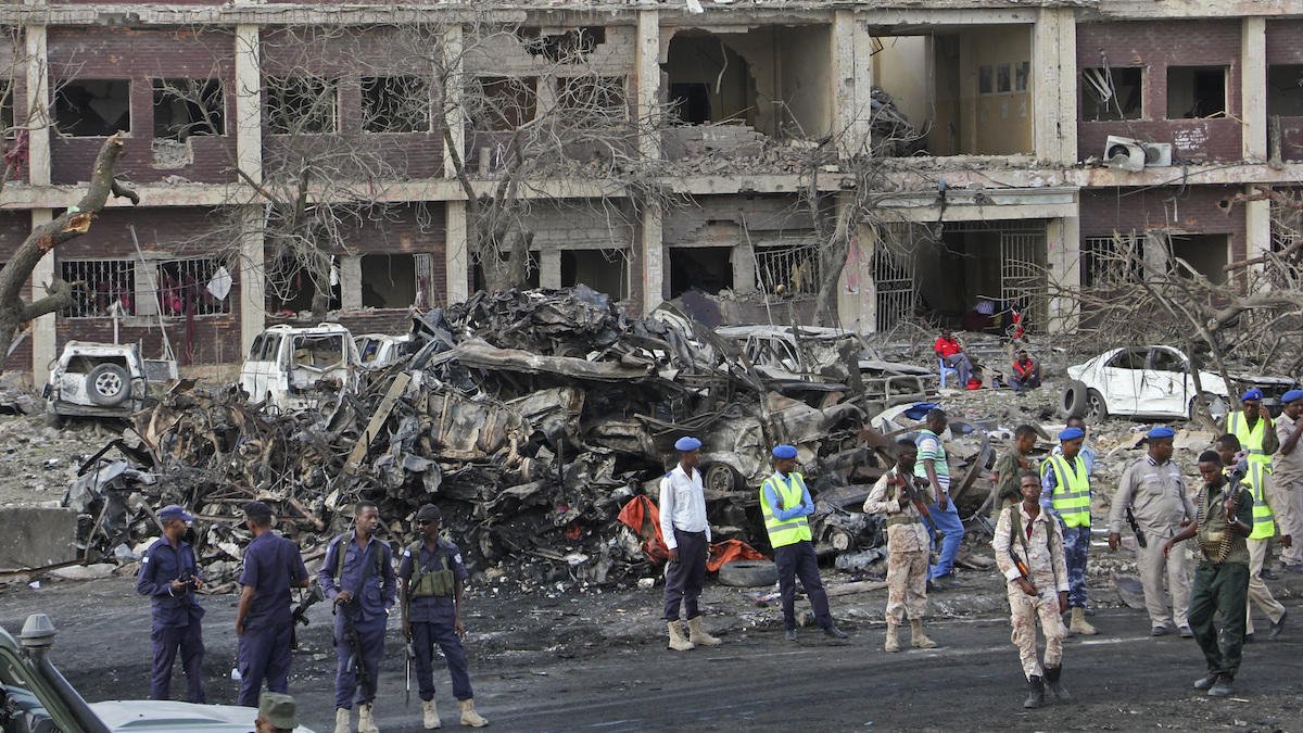 Outras 300 pessoas ficaram feridas, muitas com gravidade, depois do ataque massivo com caminhão-bomba em uma área movimentada da capital da Somália, Mogadíscio, neste sábado 14; é o ataque mais mortal na Somália desde que o grupo islâmico al-Shabab iniciou sua insurgência, em 2007