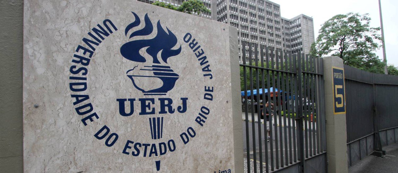 O início das aulas para alunos da graduação da Universidade Estadual do Rio de Janeiro (Uerj), que deveria ocorrer foi adiado pela quinta vez, agora sem data determinada para acontecer; as outras duas instituições do estado, a Universidade Estadual do Norte Fluminense (Uenf) e Universidade Estadual da Zona Oeste (Uezo) também estão com as aulas suspensas; mais de 30 mil alunos estão sem aulas e os campi universitários correm o risco de fechar as portas devido a falta do repasse de verbas por parte do governo de Luiz Fernando Pezão (PMDB); vídeo