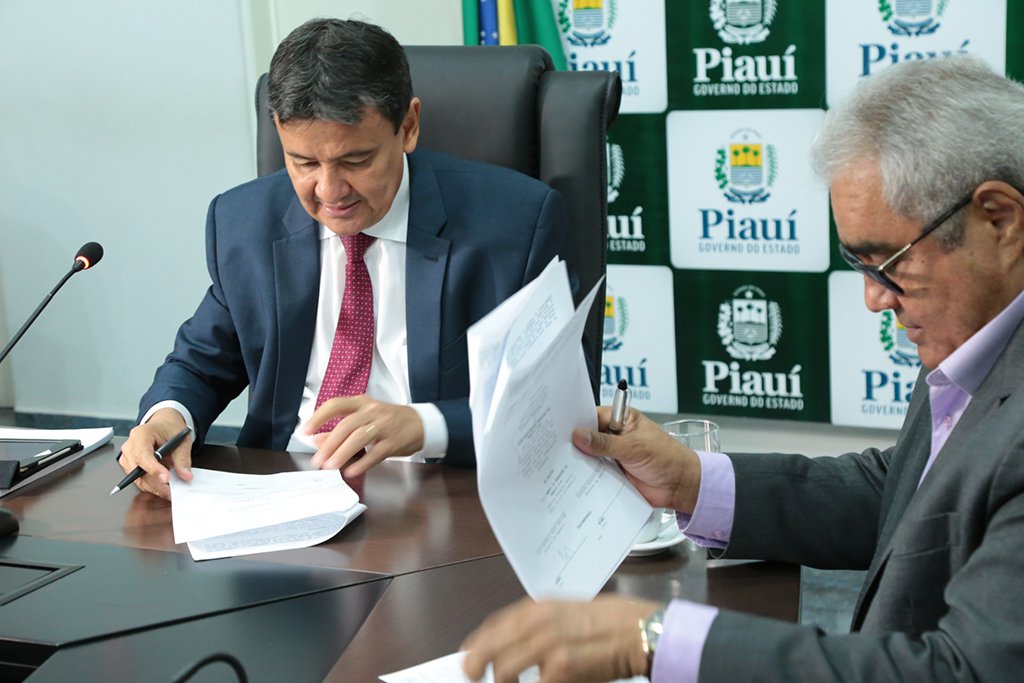 O governador Wellington Dias e o superintendente do Banco do Nordeste no Piauí, Francisco Lopes, assinaram no Palácio de Karnak, aditivo ao contrato firmado em 02 de julho de 2010, no valor de R$ 288 milhões; o aditivo contempla a prorrogação do prazo para utilização dos recursos ainda não empregados, no valor de R$ 59 milhões, até 23 de junho de 2018, e inclui projetos do Plano Plurianual (PPA) 2016-2019 do estado