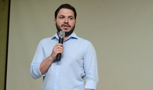 O juiz federal João Paulo Abe, do TRF1, negou um pedido de restituição de R$ 55 mil apreendidos pela Justiça feito pelo secretário Municipal de Planejamento e Desenvolvimento Humano da Prefeitura de Palmas, Cláudio Schüller; o secretário foi alvo de operação da da PF no ano passado, quando foram realizadas buscas e apreensão em sua residência, segundo informações divulgadas na época, ele teria várias armas de fogo sem registro da polícia; ao analisar o pedido, o magistrado confirmou haver indícios de que o produto da apreensão seja oriundo de lavagem de dinheiro