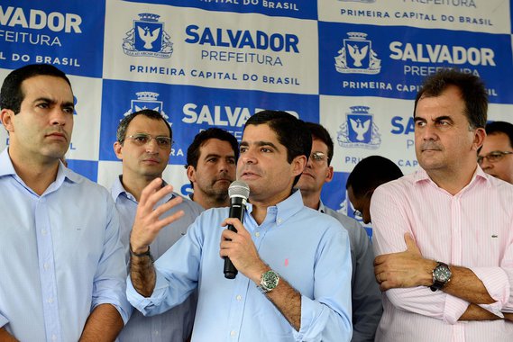 Correligionário do presidente da Câmara dos Deputados, Rodrigo Maia, primeiro na linha sucessória da presidência da República, o prefeito de Salvador, ACM Neto (DEM), diz que vai se manter "isento" sobre a situação delicada de Michel Temer, apontado como articulador de um movimento para manter calado o ex-deputado Eduardo Cunha; ACM não diz se defende eleições diretas ou indiretas, no caso de Temer renunciar ou ser destituído, mas de forma sutil, ao defender a Constituição, o democrata se mostra a favor de eleições indiretas; "Me parece que a Constituição Federal é clara no sentido de estabelecer as regras de escolha do próximo presidente, caso o atual não permaneça", diz ACM contra a vontade da maioria dos brasileiros, que clamam por eleições diretas para escolher um presidente legítimo