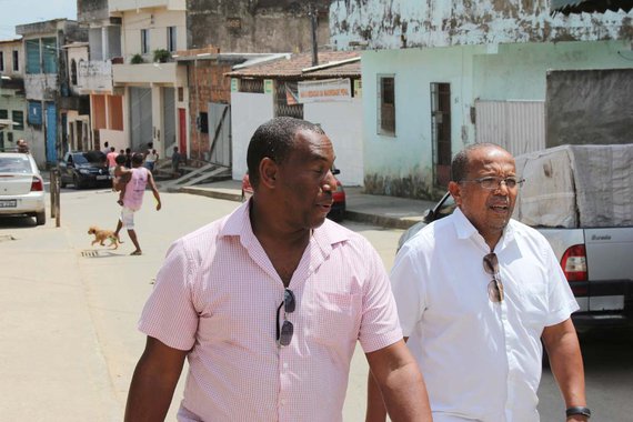 Líder do PT na Câmara Municipal de Salvador, o vereador Luiz Carlos Suíca critica o fechamento de postos dos Correios, do Banco do Brasil, da Caixa Econômica Federal e da Farmácia Popular de bairros como Plataforma e Paripe, que beneficiavam também a população de Nova Constituinte, no subúrbio de Salvador; Suíca diz que "se trata de mais uma ação do governo federal para enfraquecer ainda mais a população pobre do país com cortes em programas sociais e acesso a instituições"