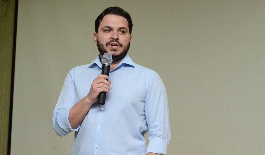 O juiz federal João Paulo Abe, do TRF1, negou um pedido de restituição de R$ 55 mil apreendidos pela Justiça feito pelo secretário Municipal de Planejamento e Desenvolvimento Humano da Prefeitura de Palmas, Cláudio Schüller; o secretário foi alvo de operação da da PF no ano passado, quando foram realizadas buscas e apreensão em sua residência, segundo informações divulgadas na época, ele teria várias armas de fogo sem registro da polícia; ao analisar o pedido, o magistrado confirmou haver indícios de que o produto da apreensão seja oriundo de lavagem de dinheiro