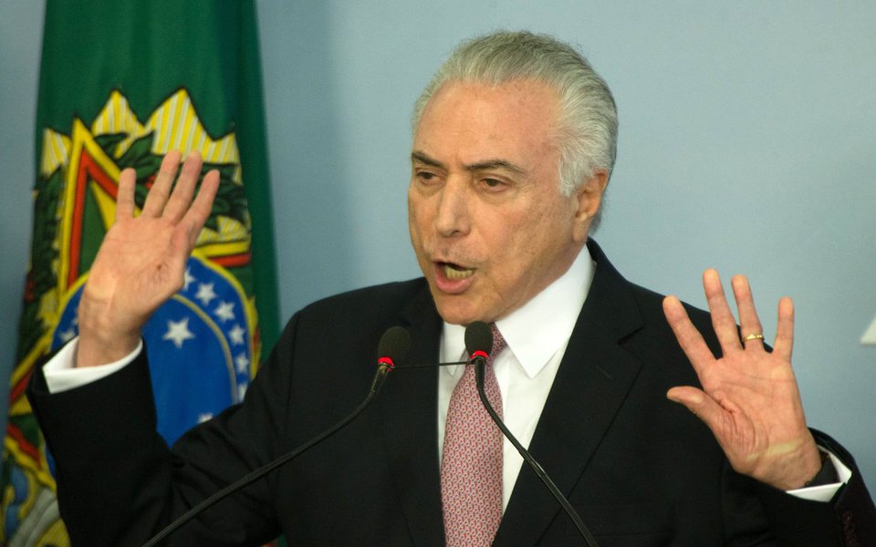 "O seu argumento de que um auxiliar de Rodrigo Janot  ter ido trabalhar num escritório que serve à JBS, pode ter algum valor ético ante a 'santidade' do MP, mas não tem qualquer valor legal", diz o jornalista Fernando Brito, do Tijolaço, sobre o pronunciamento de Michel Temer; "Mas a insinuação – feita com a hipócrita escamoteação de dizer que 'não está falando isso', depois de falar – vai acirrar, com certeza, os ânimos da Procuradoria, para a qual ele terá de nomear alguém que, de cara, fica com a tarefa de explicar como serão suas relações com um presidente que diz, na forma de ardil, que Janot recebeu dinheiro", diz Brito 