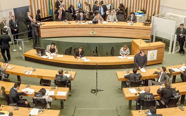 O Ministério Público de Contas do Distrito Federal recomendou à Câmara Legislativa que suspenda o concurso para preenchimento de 86 vagas; o edital foi lançado; o MPC-DF afirmou que a escolha não teria seguido critérios objetivos e não teria seguido as regras constitucionais da transparência