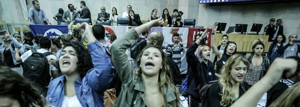 Contra a redução do passe estudantil e também contrários ao plano de privatizações do prefeito João Doria (PSDB) para a cidade de São Paulo, os estudantes secundaristas ocupam a Câmara dos Vereadores da capital paulista desde a manhã desta quarta-feira (09); os manifestantes querem a realização de um plebiscito para aprovar o plano de desestatização