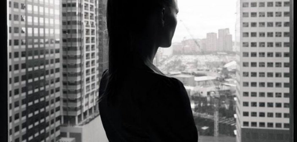 Esta semana o Google demitiu um engenheiro de software sênior, depois que este publicou um memorando interno apontando as diferenças biológicas entre os sexos como causa da escassez de mulheres no Vale do Silício; na carta de 3.000 palavras, o engenheiro afirmou que “as opções e as capacidades de homens e mulheres divergem, em grande parte devido a causas biológicas, e estas diferenças podem explicar por quê não existe uma representação igual de mulheres (em posições) de liderança”; a mensagem gerou polêmica e muitas acusações; esta não é a primeira vez que “conflitos de gênero”  resultam em um grande debate no ecossistema
