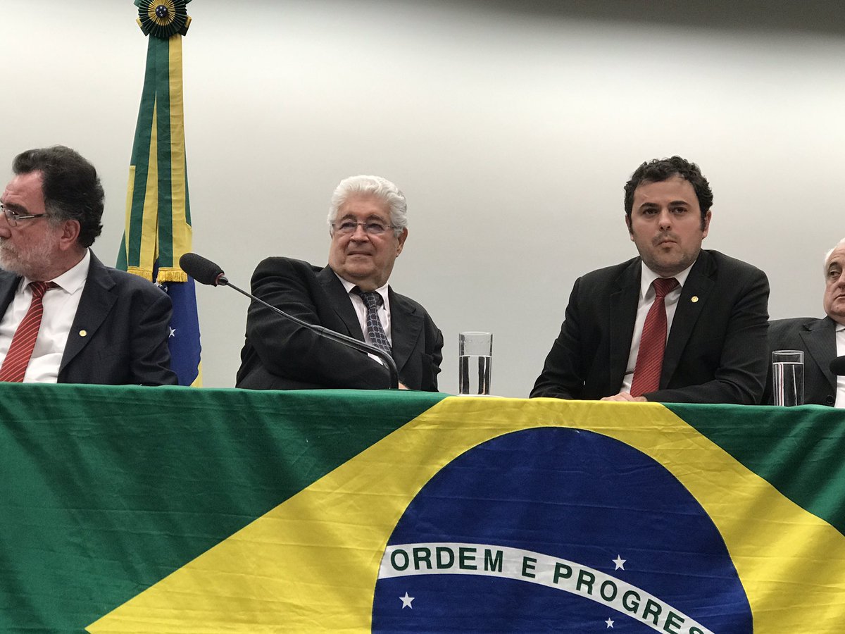 A Frente transcende a partidos, mas tem uma profunda marca ideológica de compromisso com a defesa da soberania nacional e com o nacionalismo. Nacionalismo sem xenofobia. Nacionalismo que corresponda ao padrão histórico do brasileiro comum, orgulhoso de sua miscigenação e de sua múltipla religiosidade, aberto a todas as culturas, e integrado pelo desejo comum de promover o desenvolvimento sócio-econômico do país