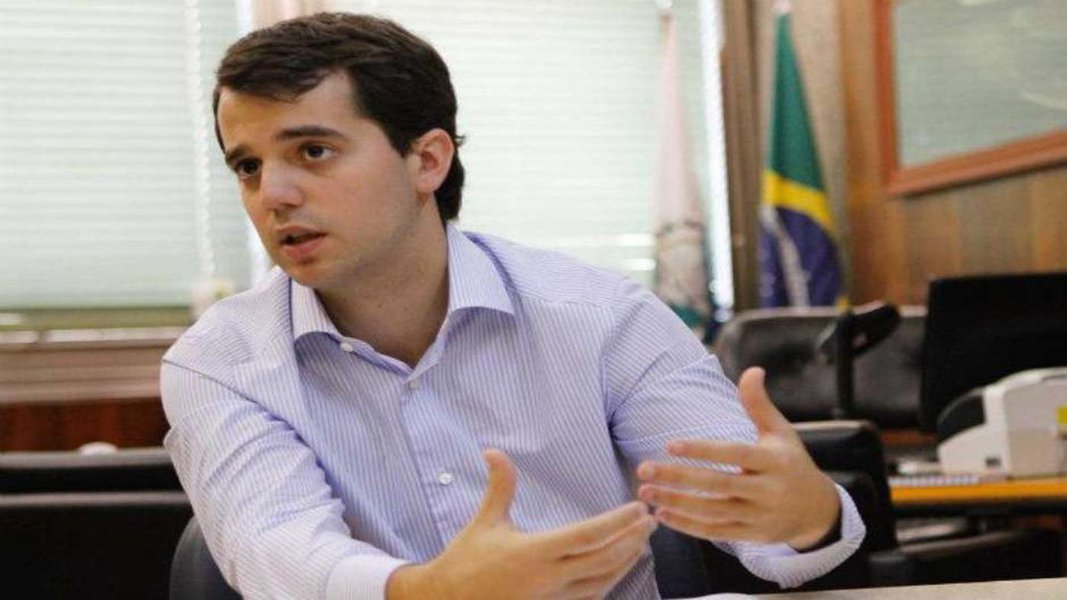 O ex-governador do Rio de Janeiro Sergio Cabral (PMDB) também está envolvido na delação de Joesley Batista, um dos donos da JBS; segundo informação publicada pelo colunista Lauro Jardim, os depoimentos do empresário revelam que Marco Antônio Cabral, deputado federal e filho do peemedebista, recebeu a propina pela concessão de benefícios fiscais de uma fábrica da Vigor (que pertence ao grupo J&amp;F) em Barra do Piraí (RJ)