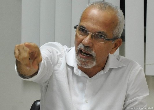 
O prefeito de Aracaju, Edvaldo Nogueira (PCdoB), afirmou que o candidato derrotado à prefeitura de Aracaju, Valadares Filho (PSB), pretende criar um improvável terceiro turno eleitoral para ver se, através de "estratégias golpistas e sorrateiras", chega ao comando da administração municipal; em vídeo, Filho aproveitou-se do fato do nome do prefeito de Aracaju ter aparecido numa suposta conversa com empresário do setor de limpeza pública para pedir sua cassação; "Valadares Filho tem tido tanto insucesso para o Executivo através do voto direto, que resolveu apelar para o tapetão", comentou
