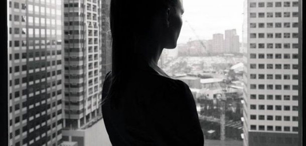 Esta semana o Google demitiu um engenheiro de software sênior, depois que este publicou um memorando interno apontando as diferenças biológicas entre os sexos como causa da escassez de mulheres no Vale do Silício; na carta de 3.000 palavras, o engenheiro afirmou que “as opções e as capacidades de homens e mulheres divergem, em grande parte devido a causas biológicas, e estas diferenças podem explicar por quê não existe uma representação igual de mulheres (em posições) de liderança”; a mensagem gerou polêmica e muitas acusações; esta não é a primeira vez que “conflitos de gênero”  resultam em um grande debate no ecossistema