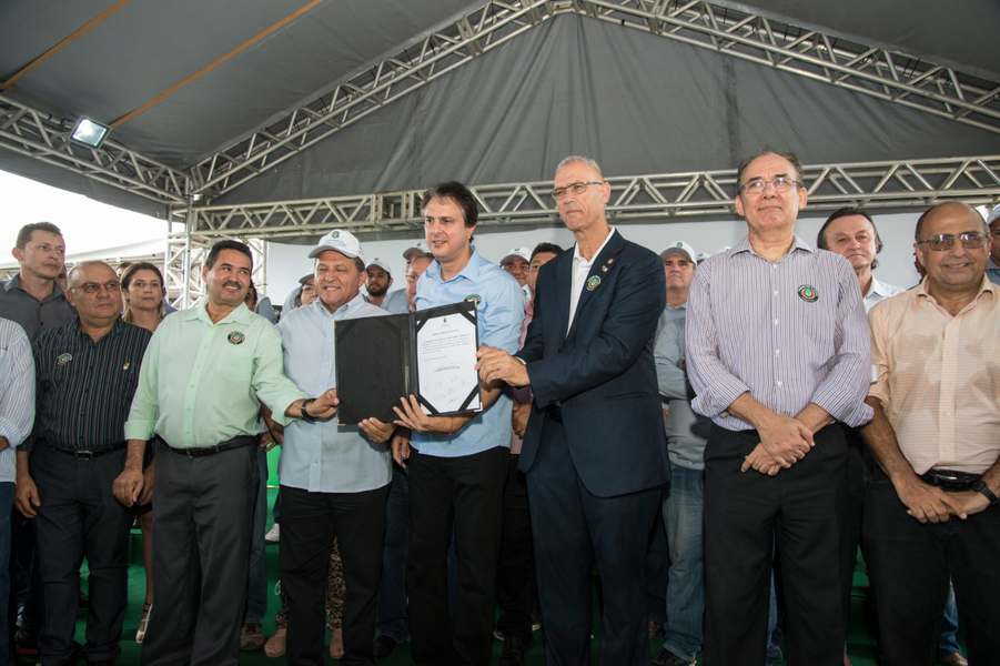 As comunidades rurais do Ceará serão beneficiadas com cinco Estações Móveis de Tratamento de Água (ETAs), entregues nesta quinta-feira (9) pelo governador Camilo Santana (PT). “A vantagem desses equipamentos é que eles podem se movimentar para qualquer região do Ceará. Algumas máquinas ficarão com a SDA, para atender o programa de cisternas de placas, e outras com a Cagece, para atender comunidades que precisam do tratamento de água. É mais um investimento importante”, afirmou o chefe do Executivo Estadual