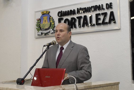 Em visita à Câmara Municipal de Fortaleza nesta quarta-feira (17), o prefeito Roberto Cláudio (PDT) prestou esclarecimentos sobre a feira da José Avelino. O chefe do Executivo Municipal disse que seu objetivo é revitalizar o Centro em diversas áreas sem que haja prejuízos aos feirantes e que está providenciando um mercado público novo, com mais de mil boxes. Sobre as manifestações violentas ocorridas nos últimos dias, o prefeito disse que nunca fugiu “de nenhum debate. Mas uma coisa é manifestante, outra é lidar com crime. Estamos lidando com atividade criminosa e assim iremos tratar”
