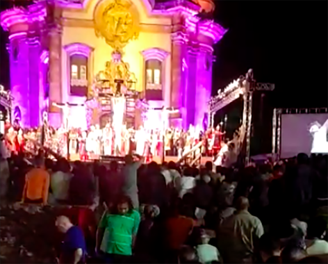 A Igreja Católica seguiu o que disse que faria e se posicionou abertamente contra as ações de Michel Temer; durante uma pregação ontem em Ouro Preto (MG), na representação da crucificação de Jesus, o sacerdote não poupou críticas ao governo e ao Congresso Nacional; "Irmãos e irmãs, vamos refletir para arrancar o povo brasileiro dessa corja de ladrões, que continuam a crucificá-lo. Assim como tiveram os algozes de Jesus, nós também temos aqui os algozes do povo brasileiro. Principalmente na figura do seu presidente, que continua a roubar-lhe os direitos, que continua a crucificá-lo mais e mais", disse o celebrante; na semana passada, a Conferência Nacional dos Bispos do Brasil já havia "declarado guerra" aberta às reformas de Temer e seus aliados