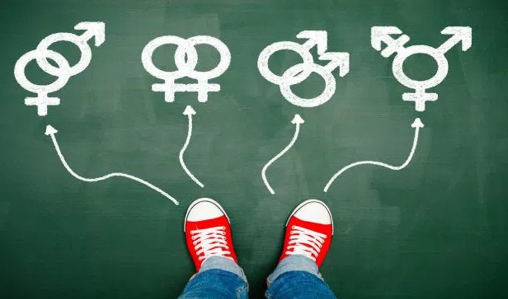 A Igreja Anglicana anunciou nessa segunda-feira (13) uma diretriz intitulada "Valorizando Todas as Crianças de Deus", na qual defende que que as crianças devem poder "brincar com as múltiplas capas da identidade" nas salas de aula; "Por exemplo, uma criança pode escolher usar um saiote de balé, uma tiara de princesa ou saltos altos, e/ou um capacete de bombeiro, cinturão de ferramentas e capa de super-herói, sem expectativas ou comentários", afirma a diretriz; Igreja Anglicana é líder espiritual dos 80 milhões de pessoas e dirige 4700 escolas