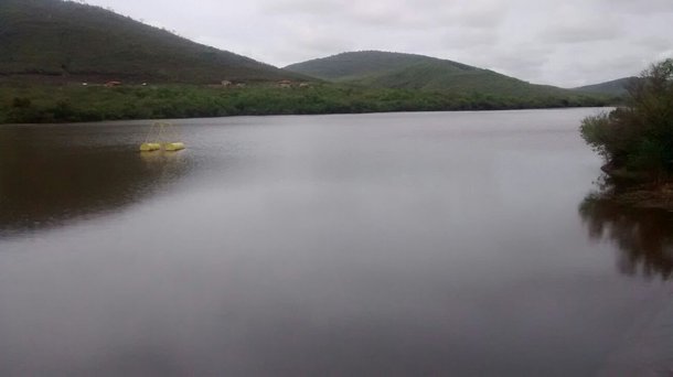 Após denúncia do Ministério Público do Estado da Bahia (MPE) de vazamento de resíduos de mineração em um dos mananciais de Jacobina, no interior do estado, a Empresa Baiana de Águas e Saneamento (Embasa) começa nesta quinta-feira a colher amostras no Rio Itapicuruzinho para avaliar a qualidade da água; a Embasa recebeu a recomendação do MPE para suspender o fornecimento de água de mananciais afetados pela mineração; a Jacobina Mineração e Comércio nega qualquer vazamento