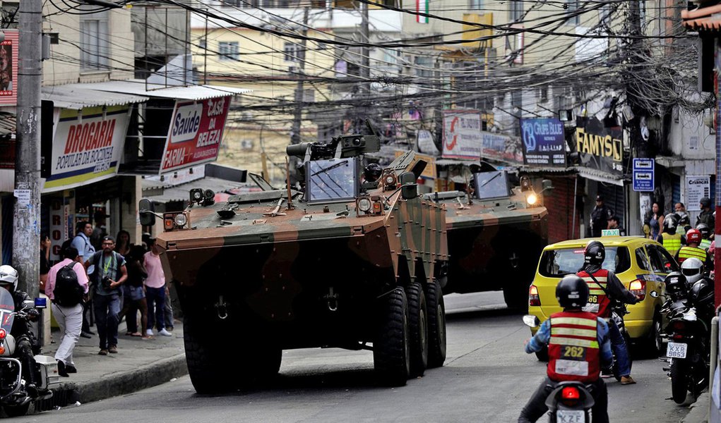Jornalista Fernando Brito comenta a informação de que o governo de Michel Temer gasta 158% a mais com propaganda da ação militar no Rio do que com tropas; R$ 1,55 milhão foram destinados às operações e custeio da presença dos agentes da Aeronáutica, Exército e Marinha; e R$ 4 milhões "na divulgação da ação, batizada de O Rio quer Segurança e Paz"; "É o programa 'Minha Bala, Minha Vida' a todo vapor", diz Brito