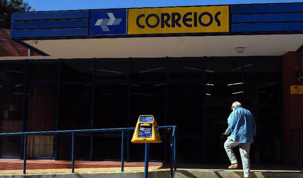 Ministério da Fazenda autorizou, pela segunda vez este ano, o aumento das tarifas cobradas pelos Correios; reajuste "sob forma de recomposição" das tarifas dos serviços postais e telégraficos nacionais e internacionais será feito em duas parcelas: a primeira de 6,121% será por prazo indeterminado e a segunda, de 4,094% vai vigorar por 64 meses; em abril, o Ministério da Fazenda havia autorizado aumento de 7,485% nas tarifas dos serviços postais e telegráficos prestados pelos Correios
