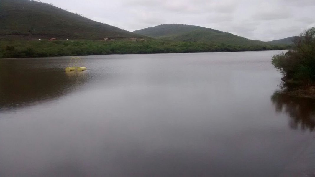 Após denúncia do Ministério Público do Estado da Bahia (MPE) de vazamento de resíduos de mineração em um dos mananciais de Jacobina, no interior do estado, a Empresa Baiana de Águas e Saneamento (Embasa) começa nesta quinta-feira a colher amostras no Rio Itapicuruzinho para avaliar a qualidade da água; a Embasa recebeu a recomendação do MPE para suspender o fornecimento de água de mananciais afetados pela mineração; a Jacobina Mineração e Comércio nega qualquer vazamento