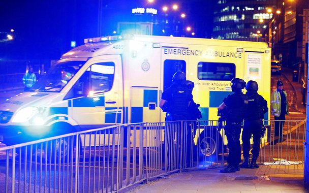 A polícia britânica informou nesta terça-feira que prendeu um homem de 23 anos por suspeita de ligação com o ataque suicida em Manchester que matou 22 duas pessoas e deixou dezenas de feridos em um show da cantora norte-americana Ariana Grande; polícia realizou buscas em casas na cidade de Manchester em busca de possíveis cúmplices; primeira-ministra britânica, Theresa May, disse que o ataque suicida foi um ato doentio dirigido a crianças e jovens