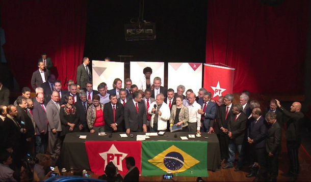 Durante reunião com deputados e senadores do PT nesta quarta-feira, 13, em Brasília, o ex-presidente disse que vai “brigar até as últimas consequências” para provar que é inocente na sentença do juiz Sérgio Moro, que deve ser confirmada pelo TRF-4 no dia 24 de janeiro; “Eu quero deixar vocês tranquilos. Quero ser inocentado e aí ser candidato”, afirmou; para Lula, o objetivo do julgamento no TRF-4 é tentar evitar que o PT volte ao governo; “Nós aqui no Brasil ainda estamos um pouco anestesiados”, analisou para então propor que a militância reaja aos ataques dos adversários: “Só tem um jeito: reagindo. Quem achar que ficar quieta é a saída, não vai sobreviver”, disse; no evento, o deputado Paulo Pimenta (PT-RS) foi eleito novo líder do PT na Câmara 