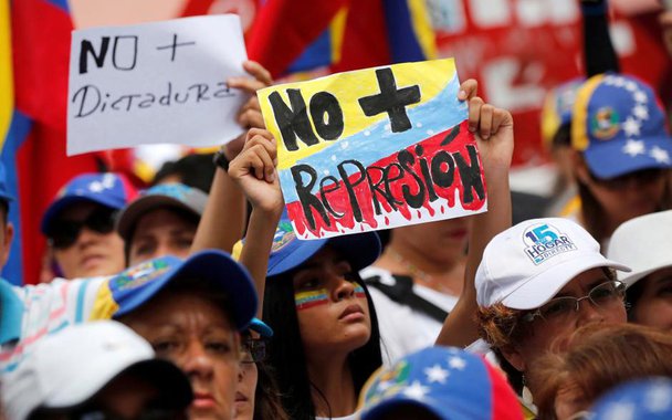 Coalizão de oposição da Venezuela se recusou a reconhecer os resultados de uma eleição para governadores no domingo, na qual os socialistas do presidente Nicolás Maduro conseguiram uma maioria surpreendente; chefe de campanha eleitoral da Unidade Democrática, Gerardo Blyde, exigiu uma auditoria completa das 23 eleições de governadores e pediu que seus candidatos liderem "atividades de rua" na segunda-feira em protesto aos resultados