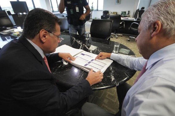 Fruto do trabalho do governador Marconi Perillo na busca de investimentos para o Estado de Goiás, o trem de alta velocidade ligando Goiânia a Brasília, também conhecido como Expresso Pequi ou Trem Pequi, despertou o interesse de um grupo de investidores formado por empresários coreanos, chineses e brasileiros, liderados pela A’REX, braço operador de um grupo de empresas coreanas que exploram uma linha de média velocidade ligando Seul aos aeroportos internacionais; material foi elaborado pelo grupo Sistemas de Transportes Sustentáveis, que sugeriu alterações em relação ao projeto original; tema repercutiu no Jornal Valor Econômico e no Jornal O Popular