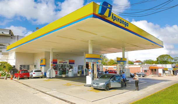 O Ministério Público do Estado do Rio de Janeiro entrou com três mega ações contra as principais distribuidoras de combustíveis do Brasil: BR Distribuidora, Ipiranga e Esso/Shell; o motivo: 16 milhões de litros de etanol adulterado com metanol em postos da Ilha do Governador; as ações podem resultar na cassação da inscrição estadual das três gigantes do mercado de distribuição de combustíveis; a fraude ocorreu em novembro do ano passado e foi a maior apreensão da história