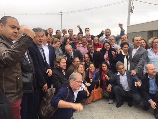 Presente à concentração das pessoas que apoiam o ex-presidente Lula em Curitiba, onde prestará depoimento nesta tarde, o vice-líder do PT na Câmara dos Deputados, Luiz Caetano, disse que "Lula está tranquilo, de cabeça erguida e firme"; para o deputado baiano, Lula está sendo vítima de uma perseguição, mas até agora não foram apresentadas provas capaz de incriminar o ex-presidente; "O que está acontecendo é uma perseguição terrível. Uma perseguição que não é apenas contra Lula, mas contra tudo aquilo que ele representa. É uma perseguição contra o povo brasileiro", afirmou Caetano