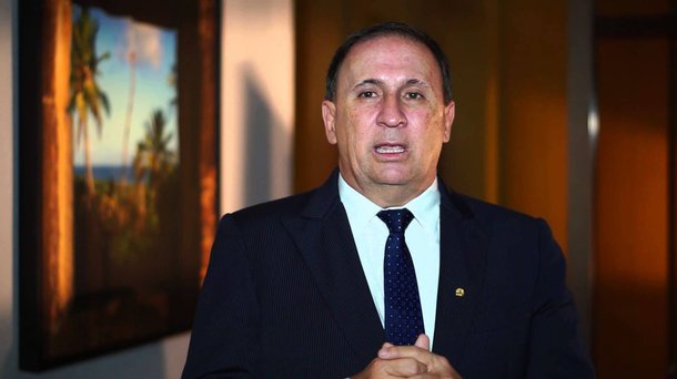 Principais partidos de oposição ao governo Rui Costa (PT), PSDB, DEM e PMDB avaliam o deputado federal João Gualberto (PSDB) como plano B no caso de o prefeito de Salvador, ACM Neto (DEM), não aceitar a missão de ser candidato ao governo da Bahia em 2018; 'Rico, empresário e autofinanciado, ele seria quem melhor encarnaria na Bahia o "figurino João Dória", empresário que se elegeu prefeito de São Paulo fazendo o discurso do anti-político e aparece como virtual candidato à Presidência da República pelo PSDB sob o mesmo princípio', diz Raul Monteiro, editor do Política Livre