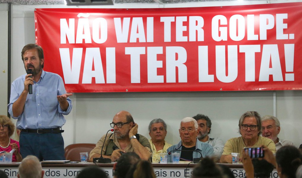 Presidente do Sindicatos dos Jornalista Profissionais de São Paulo (Sindjor-SP), Paulo Zocchi, avalia que, apesar das previsões pessimistas sobre o futuro da atividade jornalística, a complexidade da sociedade torna o jornalismo imprescindível nos dias de hoje; "O jornalismo, com uma função pública, que tem relação com o direito humano que o direito da sociedade à informação é mais necessário do que nunca, do que há 20 anos, porque a sociedade é cada vez mais complexa", diz Zocchi em entrevista à TV 247; confira