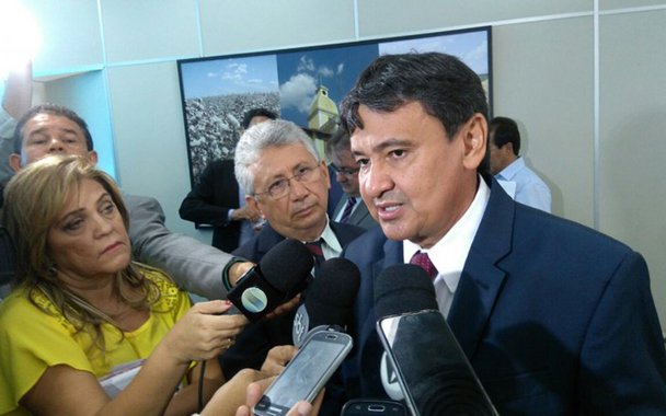 Pesquisa feita pelo Instituto Vox Populi aponta que o governador do Piauí, Wellington Dias (PT), candidato à reeleição, assegura o primeiro lugar, com 52% das intenções de voto, seguido pelo prefeito de Teresina, Firmino Filho (PSDB), com 12%; na terceira posição está o deputado estadual Dr. Pessoa (PSD), com 9%; na simulação de segundo turno, o petista vence com mais de 60% dos votos todos os candidatos; de acordo com a pesquisa, 70% da população de Teresina aprova a maneira como Wellington governa o estado