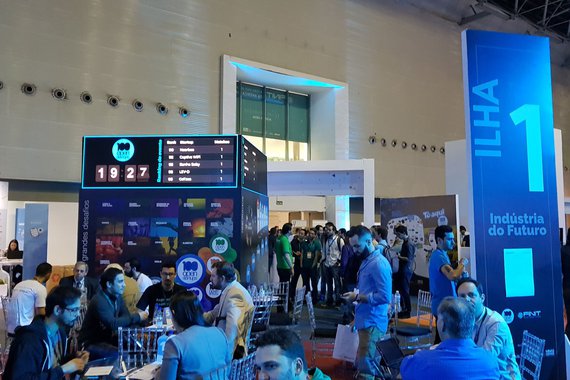Uma das principais atrações da Feira Internacional de Negócios, Inovação e Tecnologia, que ocorre em Belo Horizonte até sábado (4), a corrida de drones chama a atenção do público; quatro vezes por dia qualquer um pode controlar um desses dispositivos voadores e cumprir um percurso com obstáculos; os dois melhores disputam uma grande final, em que o vencedor é quem pilota mais rápido; por trás do entretenimento, porém, existe um novo modelo de negócio que une ações sociais e geração de lucro; confira