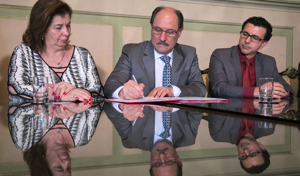 Secretaria da Segurança Pública (SSP) que assinou um protocolo de intenções para a construção de um Centro de Reintegração Social (CRS); o presídio, com capacidade para até 180 presos, será gerenciado pela Associação de Proteção e Assistência a Condenados (Apac) e supervisionado pela Superintendência dos Serviços Penitenciários (Susepe); o novo centro funcionará no prédio do Instituto Penal Pio Buck, que fica ao lado da Cadeia Pública de Porto Alegre (Presídio Central), na zona leste da Capital; a previsão do Governo do Estado é de que o local esteja funcionando sob o modelo da Apac a partir de março de 2018; antes, o Instituto terá de passar por uma reforma, que será custeada pelo Poder Judiciário e pelo Ministério Público; a obra deve custar, aproximadamente, R$ 1,2 milhão