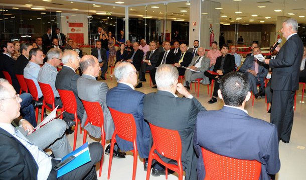 Em busca de estratégias para impulsionar a economia do Distrito Federal, o governador Rodrigo Rollemberg e representantes do setor produtivo se reuniram, na sede do Laboratório Sabin, na quadra 3 do Setor de Armazenagem e Abastecimento Norte (SAAN); a revitalização de espaços comerciais, o alargamento de calçadas para pedestres e a segurança para quem trabalha no ramo foram alguns dos temas abordados no encontro