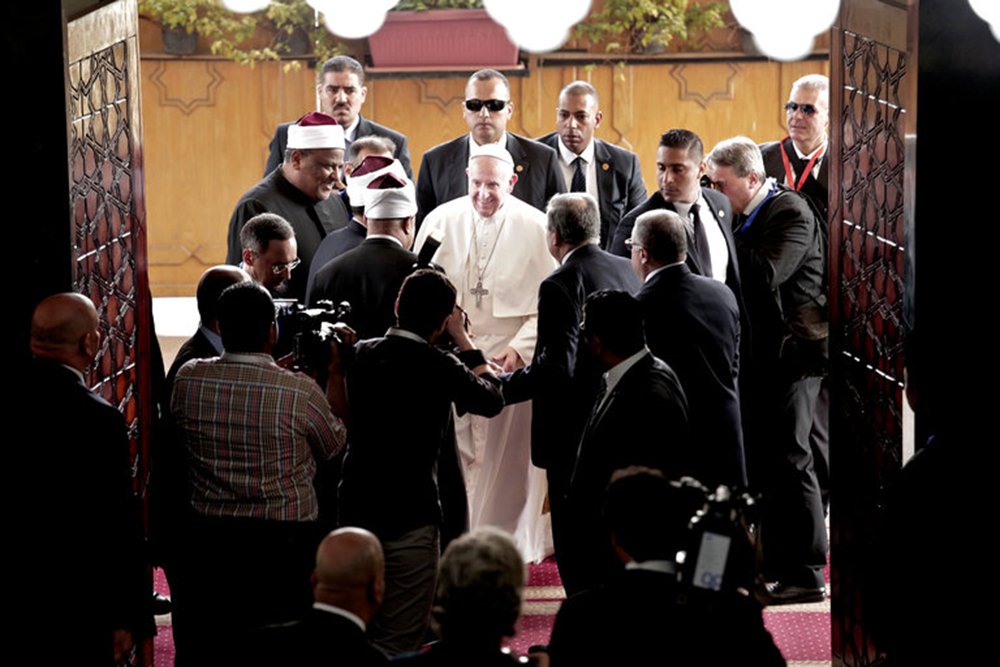 "Somente a paz é santa, e nenhuma violação pode ser perpetrada em nome de Deus, porque profanaria seu nome", discursou o Papa Francisco nesta sexta-feira, 28, durante visita ao Cairo; falando a dezenas de participantes da Conferência Internacional pela Paz e ao lado do imã Ahmad al-Tayyib, o Papa disse que, "como religiosos, é nosso dever desmascarar a violência que se disfarça de suposta sacralidade"; "Somos obrigados a denunciar as violações contra a dignidade humana e os direitos humanos"