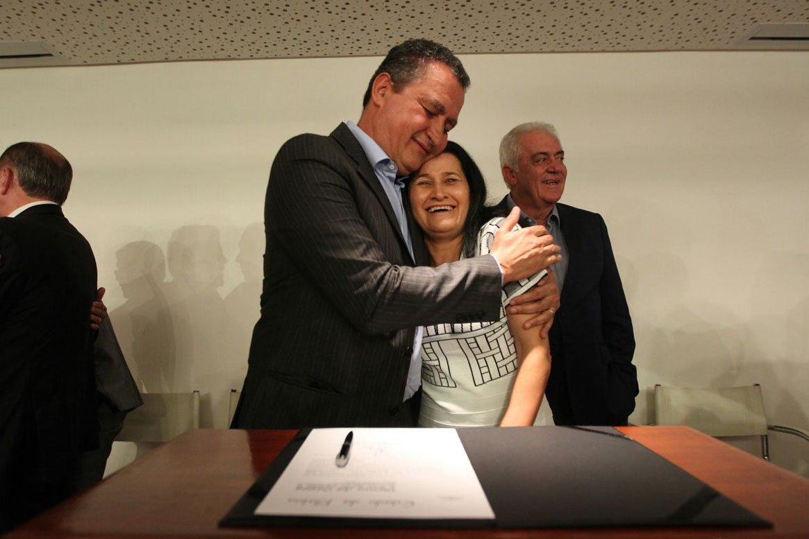 A ex-prefeita de Barreiras Jusmari Oliveira tomou posse nesta sexta-feira da Secretaria de Desenvolvimento Urbano da Bahia (Sedur), em cerimônia no Salão de Atos da Governadoria, no Centro Administrativo do Estado, em Salvador; a nova secretária ocupa a vaga deixada por Fernando Torres (PSD), que entregou ao governador Rui Costa uma carta de exoneração, justificando que vai retomar seu mandato de deputado federal"; É a mulher do oeste no secretariado do Estado. Isso nos orgulha e engrandece. Ela vai trabalhar e nos ajudar muito pela Sedur. Esse ato tem a simbologia de abraçar e integrar o oeste ao Estado da Bahia", disse Rui