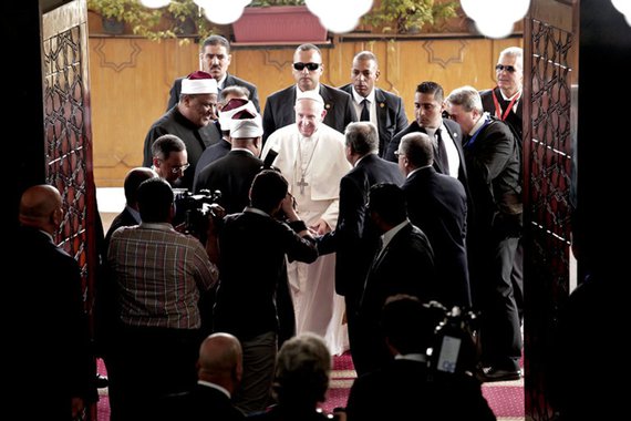 "Somente a paz é santa, e nenhuma violação pode ser perpetrada em nome de Deus, porque profanaria seu nome", discursou o Papa Francisco nesta sexta-feira, 28, durante visita ao Cairo; falando a dezenas de participantes da Conferência Internacional pela Paz e ao lado do imã Ahmad al-Tayyib, o Papa disse que, "como religiosos, é nosso dever desmascarar a violência que se disfarça de suposta sacralidade"; "Somos obrigados a denunciar as violações contra a dignidade humana e os direitos humanos"