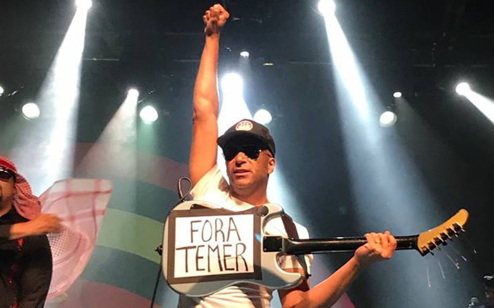 Tom Morello surpreendeu o público ao colar na guitarra um cartaz escrito "Fora, Temer"; posteriormente ele postou a crítica em sua conta no Instagram e recebeu apoio dos fãs brasileiros