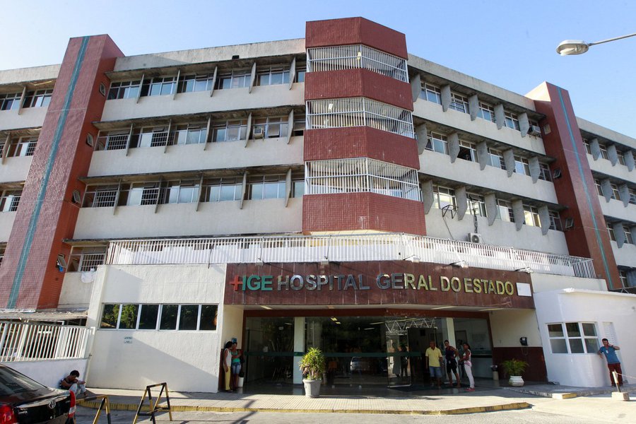 Durante os festejos do São João, o Hospital Geral do Estado (HGE) teve uma redução de 34% no atendimento as vítimas de queimaduras e explosão de bombas, em relação a 2016. Neste ano, entre sexta-feira (23) e domingo (25), foram atendidas 35 pessoas. Destas, 12 foram vítimas de queimaduras por fogos e 23 por explosão de bomba; em 2016, a unidade de saúde registrou 53 atendimentos, sendo 24 de queimaduras por fogos e 29 por explosão de bomba