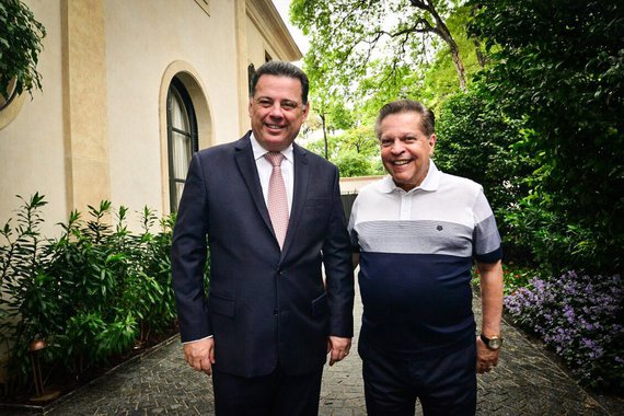 O governador Marconi Perillo anunciou nesta segunda-feira (27), após encontro com o presidente do Grupo Caoa, Carlos Alberto de Oliveira Andrade, a instalação da montadora chinesa Chery em Anápolis; a Caoa é representante da marca no Brasil, assim como da Hyundai, em operação no município goiano; com a confirmação da vinda da Chery, Goiás assume a terceira posição no ranking automotivo do País, ao lado do Rio Grande do Sul, e atrás apenas de Paraná e São Paulo; com a Chery, Goiás passa a ter, além da Hyundai, linhas de montagem da John Deere, da Mitsubishi e da Suzuki, as três em Catalão
