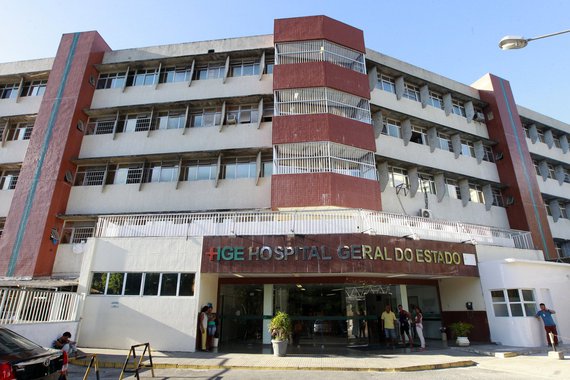 Durante os festejos do São João, o Hospital Geral do Estado (HGE) teve uma redução de 34% no atendimento as vítimas de queimaduras e explosão de bombas, em relação a 2016. Neste ano, entre sexta-feira (23) e domingo (25), foram atendidas 35 pessoas. Destas, 12 foram vítimas de queimaduras por fogos e 23 por explosão de bomba; em 2016, a unidade de saúde registrou 53 atendimentos, sendo 24 de queimaduras por fogos e 29 por explosão de bomba