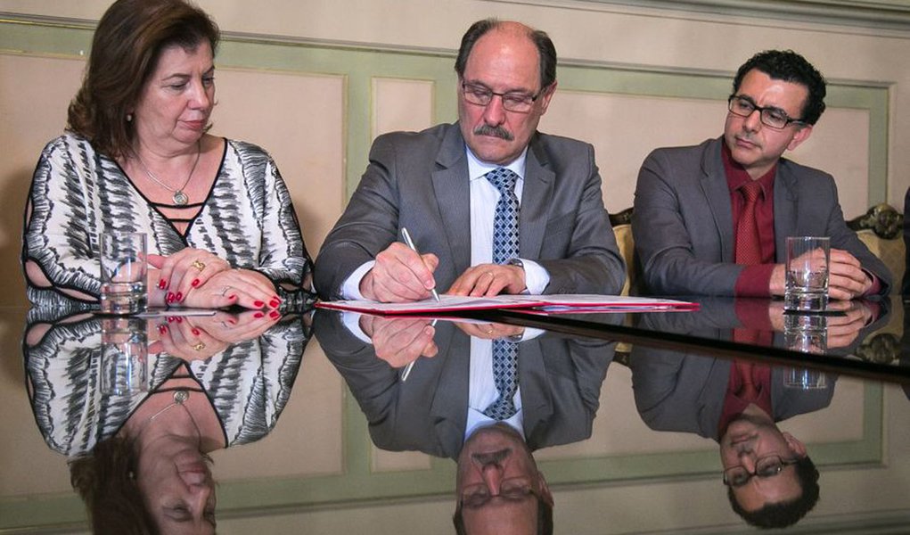 Secretaria da Segurança Pública (SSP) que assinou um protocolo de intenções para a construção de um Centro de Reintegração Social (CRS); o presídio, com capacidade para até 180 presos, será gerenciado pela Associação de Proteção e Assistência a Condenados (Apac) e supervisionado pela Superintendência dos Serviços Penitenciários (Susepe); o novo centro funcionará no prédio do Instituto Penal Pio Buck, que fica ao lado da Cadeia Pública de Porto Alegre (Presídio Central), na zona leste da Capital; a previsão do Governo do Estado é de que o local esteja funcionando sob o modelo da Apac a partir de março de 2018; antes, o Instituto terá de passar por uma reforma, que será custeada pelo Poder Judiciário e pelo Ministério Público; a obra deve custar, aproximadamente, R$ 1,2 milhão