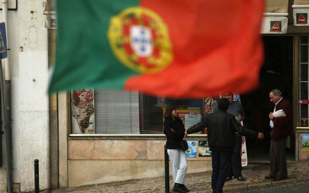 Matéria publicada pelo jornal inglês The Guardian aponta que executivos brasileiros investigados na Operação Lava Jato estariam adquirindo imóveis em Portugal visando conseguir vistos permanentes de moradia; programa português de vistos permanentes permite que o interessado que compre um imóvel de pelo 500 mil euros possa obter o visto de residente no país; após um prazo de cinco anos, o visto pode ser convertido em cidadania portuguesa, o que permite o direito de residir e trabalhar em qualquer país da União Europeia