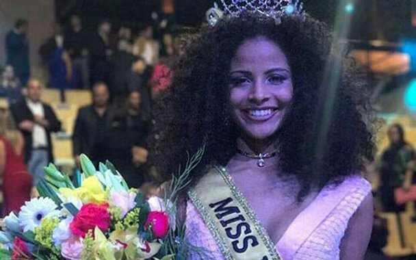 Eleita Miss Brasil, Monalysa Alcântara, de apenas 18 anos, disse honrar poder simbolizar a classe feminina; terceira mulher negra a vencer o concurso, Monalysa sofreu ofensas na internet; "Eu imaginava que ia acontecer. Sou preparada para isso. Já passei por diversas vezes. As pessoas sempre duvidavam de mim. Já estava acostumada. Às vezes machuca, claro. Fiquei um pouco chateada. Mas isso não me fere. Sou muito alegre"