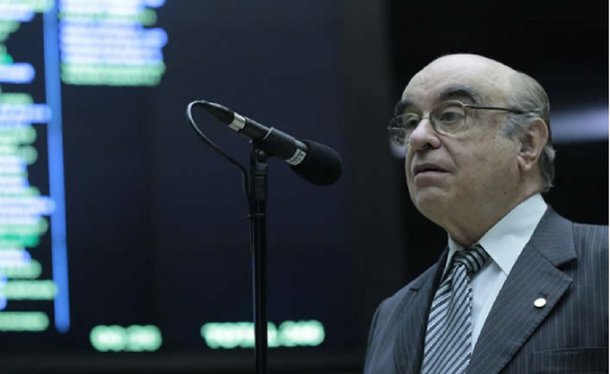 Michel Temer está articulando pesado para garantir que o deputado Bonifácio de Andrada (PSDB-MG) permaneça como relator da denúncia contra ele na Comissão de Constituição e Justiça (CCJ) da Câmara; Bonifácio integra o grupo do senador afastado Aecio Neves (PSDB-MG), principal interlocutor de Temer no PSDB, e não participou da votação na CCJ da primeira denúncia contra Temer, mas foi a favor de arquivar o pedido de investigação contra o presidente no plenário