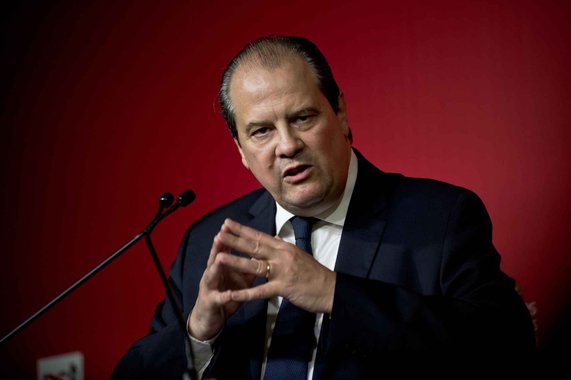 Não haverá espaço para debate no Parlamento e a democracia será sufocada se o presidente francês Emmanuel Macron vencer com a maioria parlamentar esmagadora que as pesquisas estão prevendo, dizem seus rivais após o primeiro turno deste domingo; "Não é saudável nem desejável para um presidente que obteve apenas 24 por cento dos votos no primeiro turno das eleições presidenciais e que foi eleito no segundo turno pela rejeição à extrema-direita se beneficie de um monopólio na representação nacional", disse o líder do partido Socialista, Jean-Christophe Cambadelis