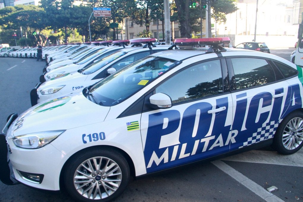 O governador José Eliton e o secretário de Segurança Pública, Irapuan Costa Júnior, entregaram nesta segunda-feira (25), 108 novas viaturas para as forças policiais; cada veículo foi equipado com rádio digital, tablet, impressora e teclado; os equipamentos vão garantir mais agilidade nas consultas de antecedentes criminais nas abordagens; “É um avanço significativo na construção de um sistema de segurança cada vez mais eficiente”, afirmou Eliton; além dos carros, as forças de segurança também receberam 34 motocicletas